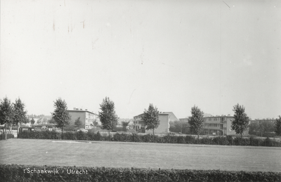 605745 Gezicht op enkele flatgebouwen in de Schaakwijk te Utrecht vanaf de Zwanenvechtlaan.